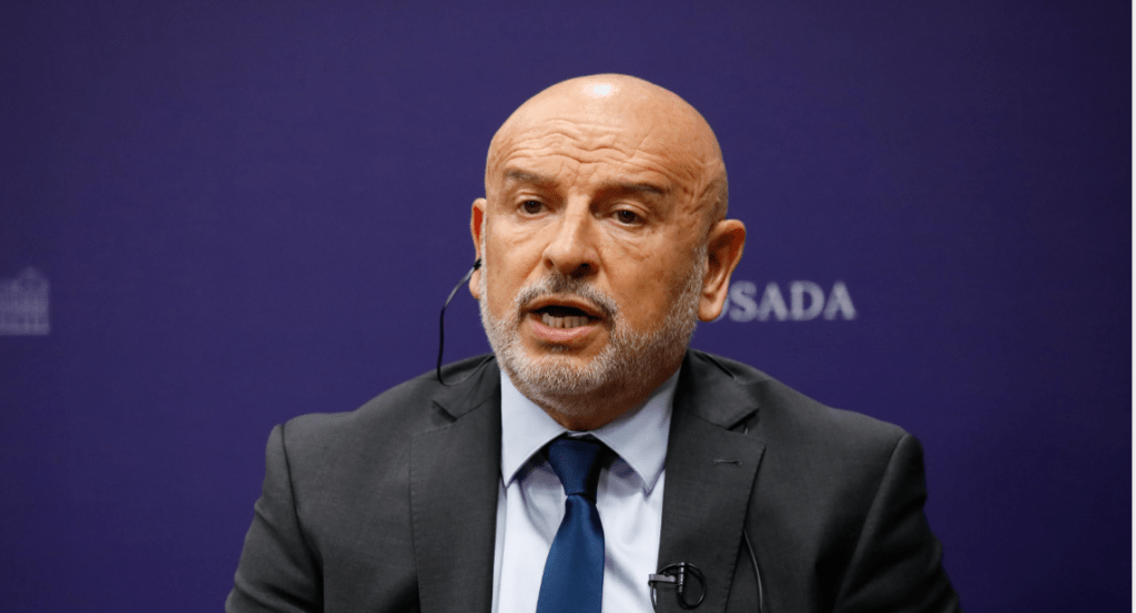 Esteban Leguízamo: «Hoy tenemos casi 3 millones de personas que reciben algún medicamento gratis al&nbsp;100%»