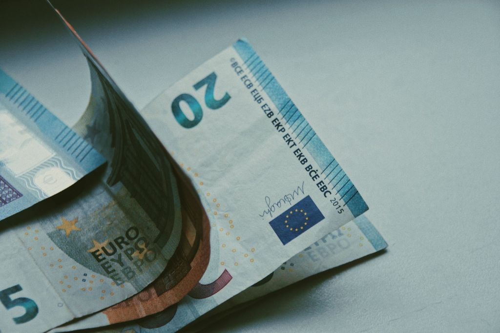 Divisa europea paralela abre la semana sin grandes&nbsp;cambios